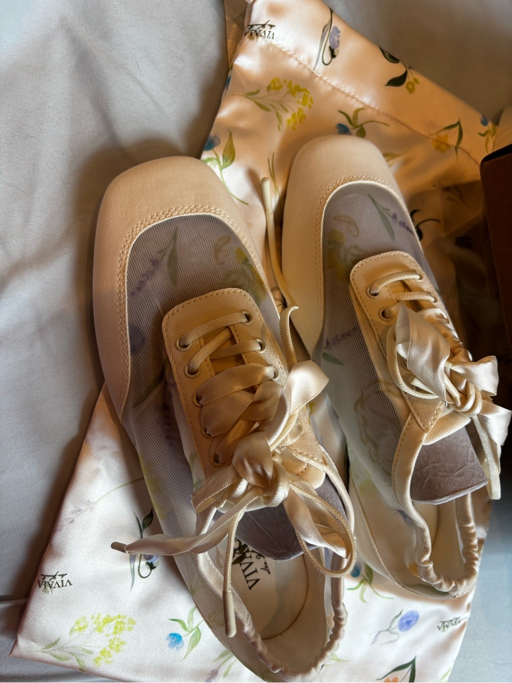 Vivaia Cream Floral Mesh Lace-Up Sneakers Satin Ribbon Laces Size 35.5 NWT